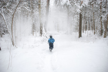 Мальчик убегающий в зимний лес © shubinan