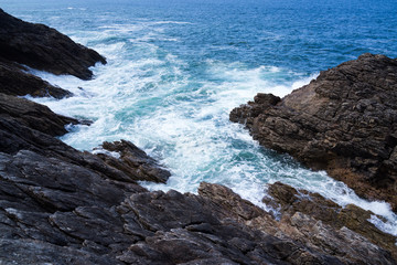 Fototapeta na wymiar Waves and cliffs