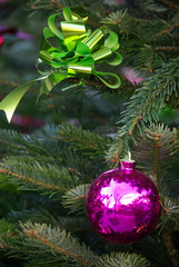 Sapin de Noël avec boule violette et ruban vert