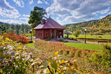 Słoneczny jesienny dzień w górskim mieście Muszyna © rogozinski