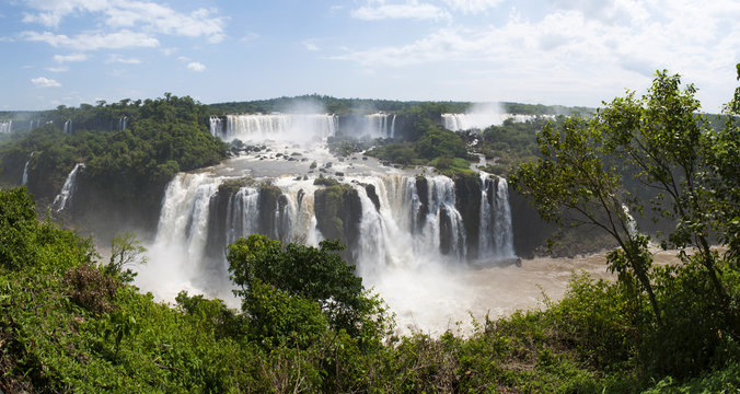 Iguazu, 13/11/2010: la vegetazione con vista panoramica delle Cascate di Iguazu, generate dal fiume Iguazu al confine tra la provincia argentina di Misiones e lo Stato brasiliano del Paraná