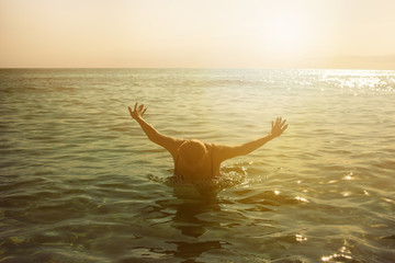 Junge Frau beim baden im Meer
