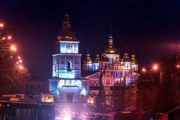 Obraz premium Kiev, Ukraine: St Michael's Golden-Domed Monastery and Cathedral in the sunset