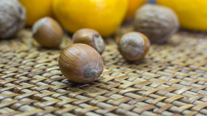 Haselnüsse und Orangen 