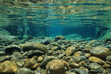 Felsen unter Wasser am Flussbett mit klarem Süßwasser, Fluss Dumbea, Grande Terre, Neukaledonien © dam