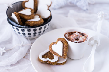 primo piano di biscotti a forma di cuore decorati, per la colazione