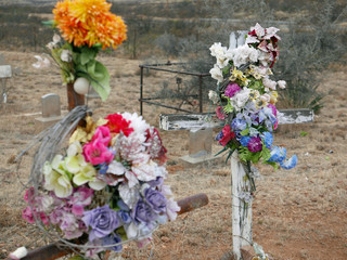 Mit Kunstblumen geschmueckte Grabkreuze auf dem Pionier-Friedhof Dos Cabezas in Arizona, USA - obrazy, fototapety, plakaty