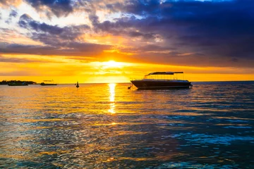 Stickers pour porte Mer / coucher de soleil amazing tropical sunset. sunset over sea horizon