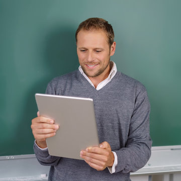 lehrer liest auf tablet-pc