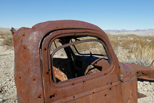 Teile eines alten verrosteten Autos in Landschaft in Kalifornien