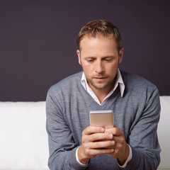 geschäftsmann schaut auf sein handy