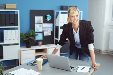 motivierte junge mitarbeiterin im b&uuml;ro