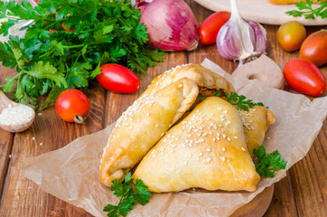 Mini pies with chicken and vegetables