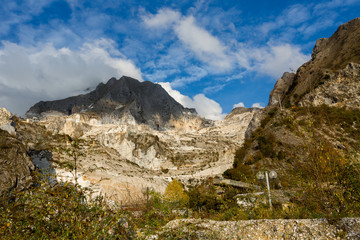 Fototapeta na wymiar White marble quarries of Carrara in the Apuan Alps. Italy