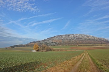 Blick auf den Isthaberg mit Raureif