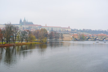 Obraz premium Panorama starej Pragi, mosty i nabrzeże rzeki Vitava, Czechy