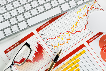Obraz premium Preparing average sales report