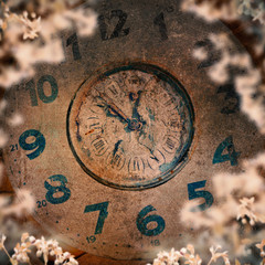 Verwitterte Uhr, fünf vor Zwölf