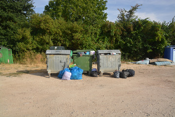 contenedores de basura llenos