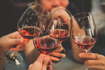  mensen juichen wijn genieten van feest tot nacht zakenmensen feest viering succes Concept © Thanakorn