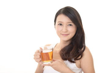 紅茶を飲み寛ぐ女性