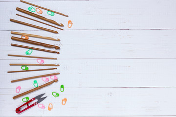 Set of bamboo crochet hooks, color sticker and red scissors