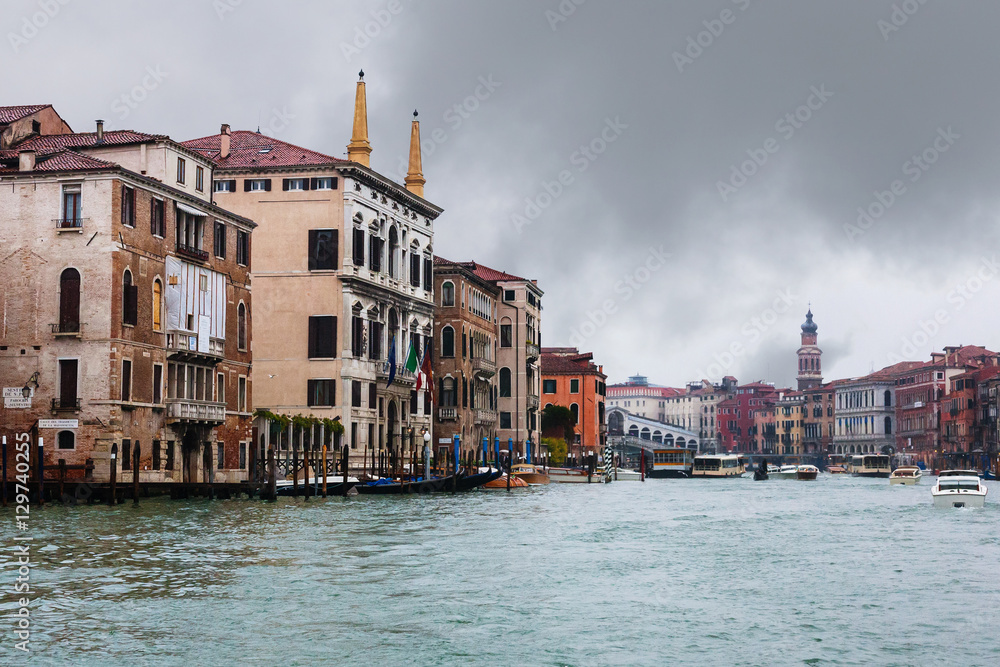 Wall mural palaces and Rialto Bridge on Grand Canal in rain