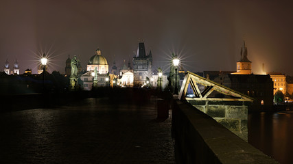 Fototapeta na wymiar auf der Karlsbrücke in Prag bei Nacht