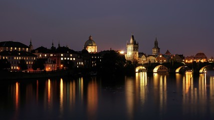 Fototapeta na wymiar Stadtansicht von Prag mit der Karlsbrücke bei Nacht
