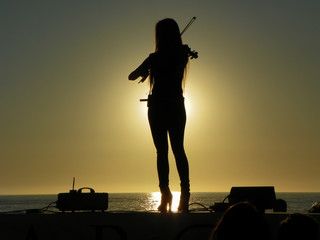 La muchacha brinda un concierto de violín.