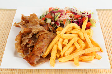 Döner mit Pommes und Salat