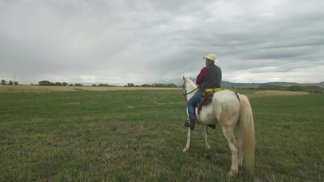 Senior cowboy on Horse - Push in - Rear quarter shot