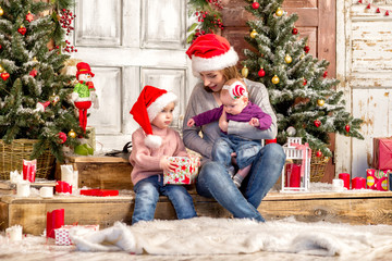 Obraz na płótnie Canvas Happy family in Santa hat