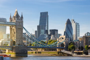 Crédence en verre imprimé Londres Le quartier financier de Londres et le Tower Bridge