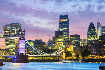 Obraz premium A beautiful dusk-time view of Tower Bridge and the River Thames