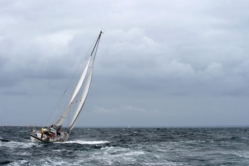voilier dans le mauvais temps,archipel des glénan © papinou