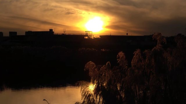 4K・川岸の日没・タイムラプス_3-903