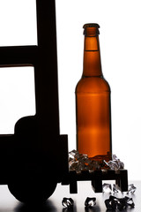 Silhouette eines Gabelstaplers mit eisgekühlter brauner Bierflasche