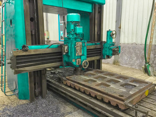 Plakat Milling machine working on jaw crusher spare parts.