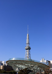 Obraz premium 青空を背景に、名古屋の都市風景