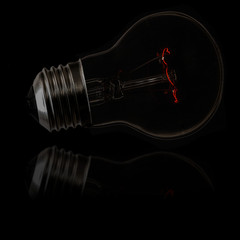 Glimmende Glühlampe mit Spiegelung