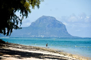 Photo sur Plexiglas Le Morne, Maurice Flic en Flac beach with Le Morne Brabant mountain in the distance, Mauritius