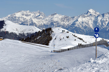 Fototapeta na wymiar Ski piste in the Austrian Alps