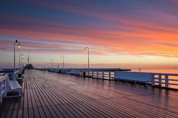 Fotobehang Pier Pier in Sopot bij zonsopgang met verbazingwekkende kleurrijke lucht. Polen. Europa.