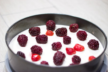 Cooking berry cheesecake.