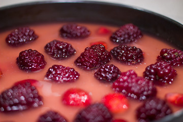 Cooking berry cheesecake.
