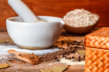 специи на деревянной поверхности