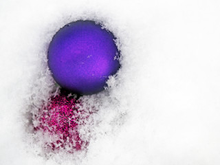 Fototapeta premium Christmas decorations balls in the snow.