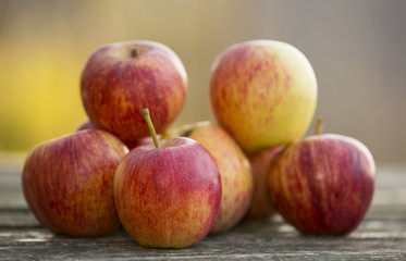 red apples