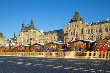 Obraz premium Moscow, Russia - December 7, 2016: Christmas fair on Red square near GUM shop in the center of Moscow